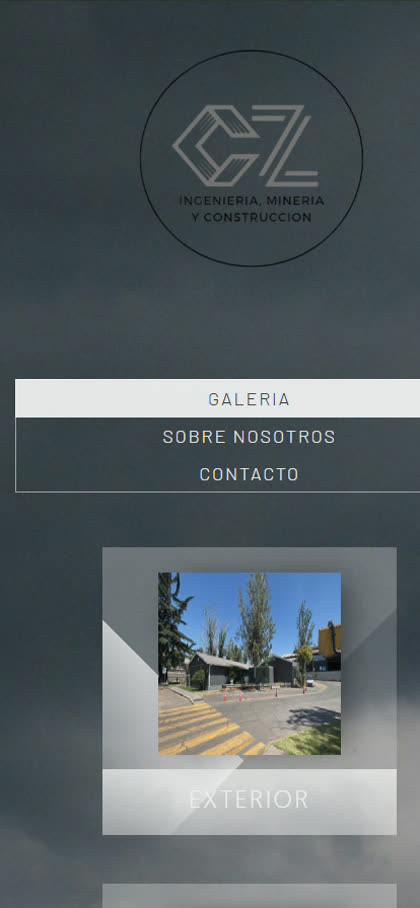 El mismo sitio de CZ Constructora visto en un teléfono.